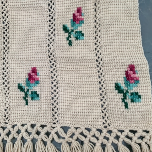 GUC Hand-Knit Vintage Roses Afghan - Picture 4 of 7
